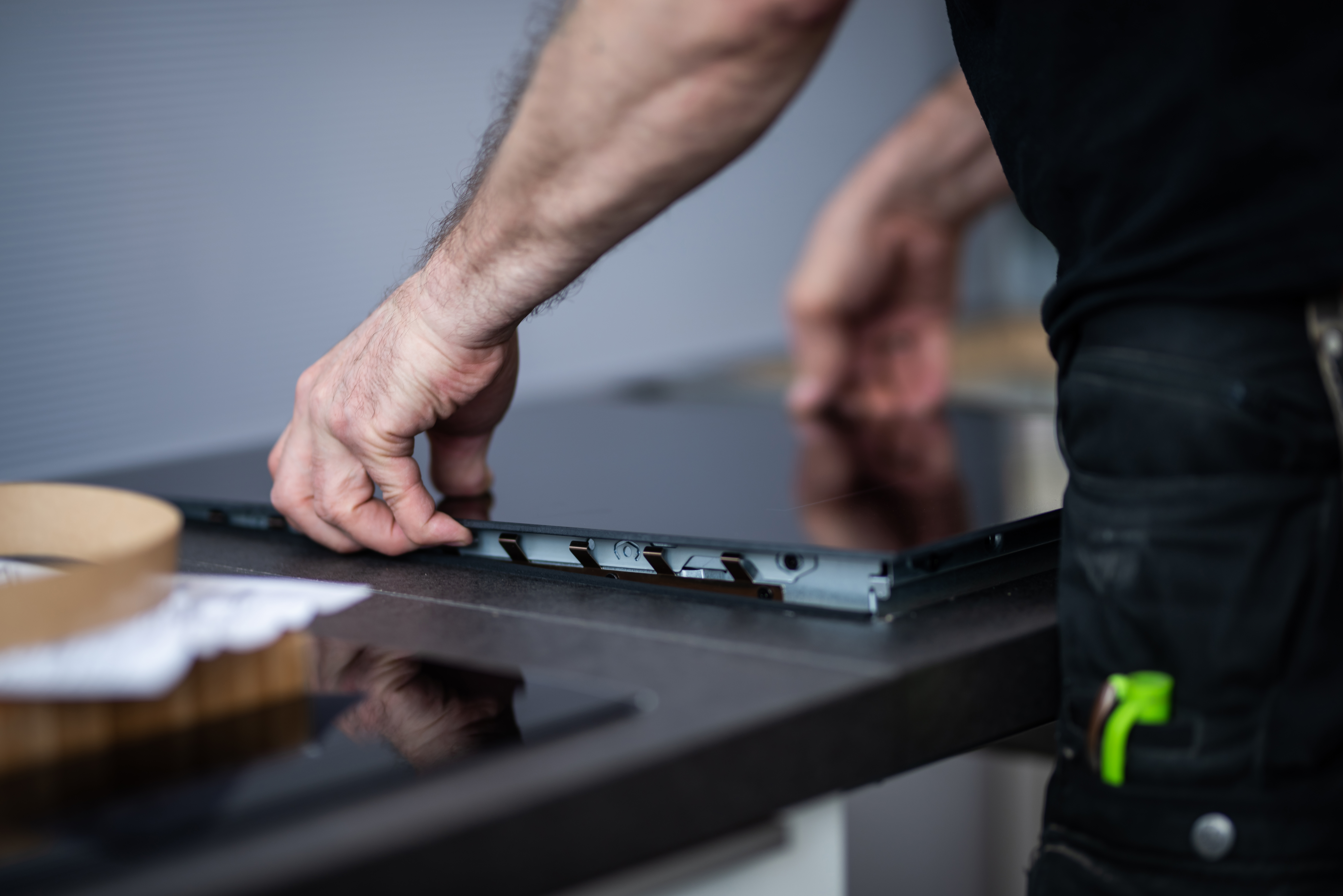 2020_Handwerk_Küchen-Montage_Kochfeld 02