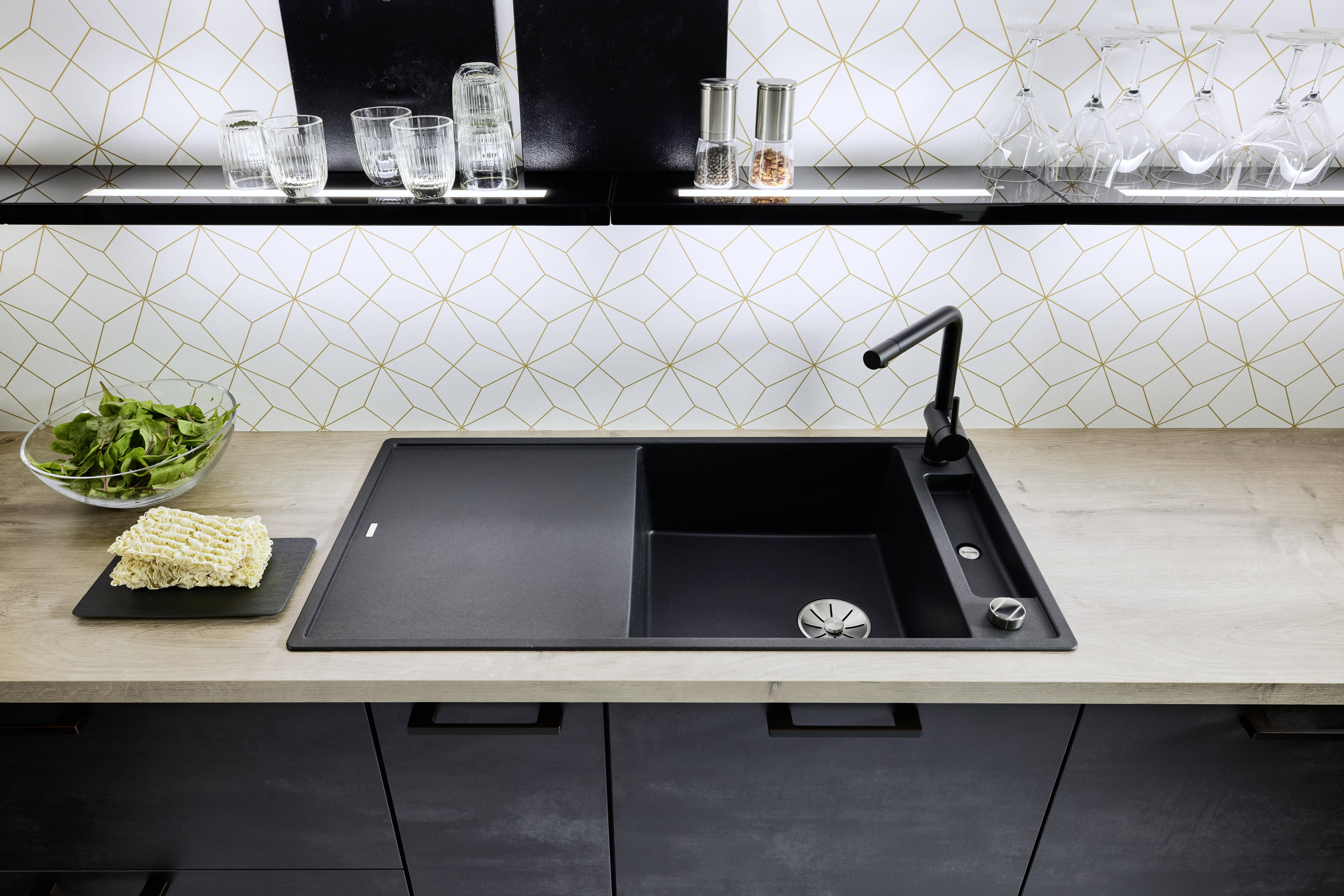 NOBILIA Japandi mit schwarzer Blanco Spülen und Armatur