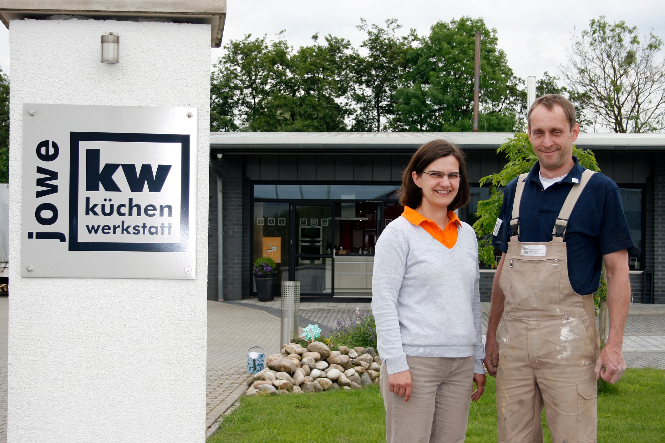 Christine und Jo Weinhausen vor der Ausstellung