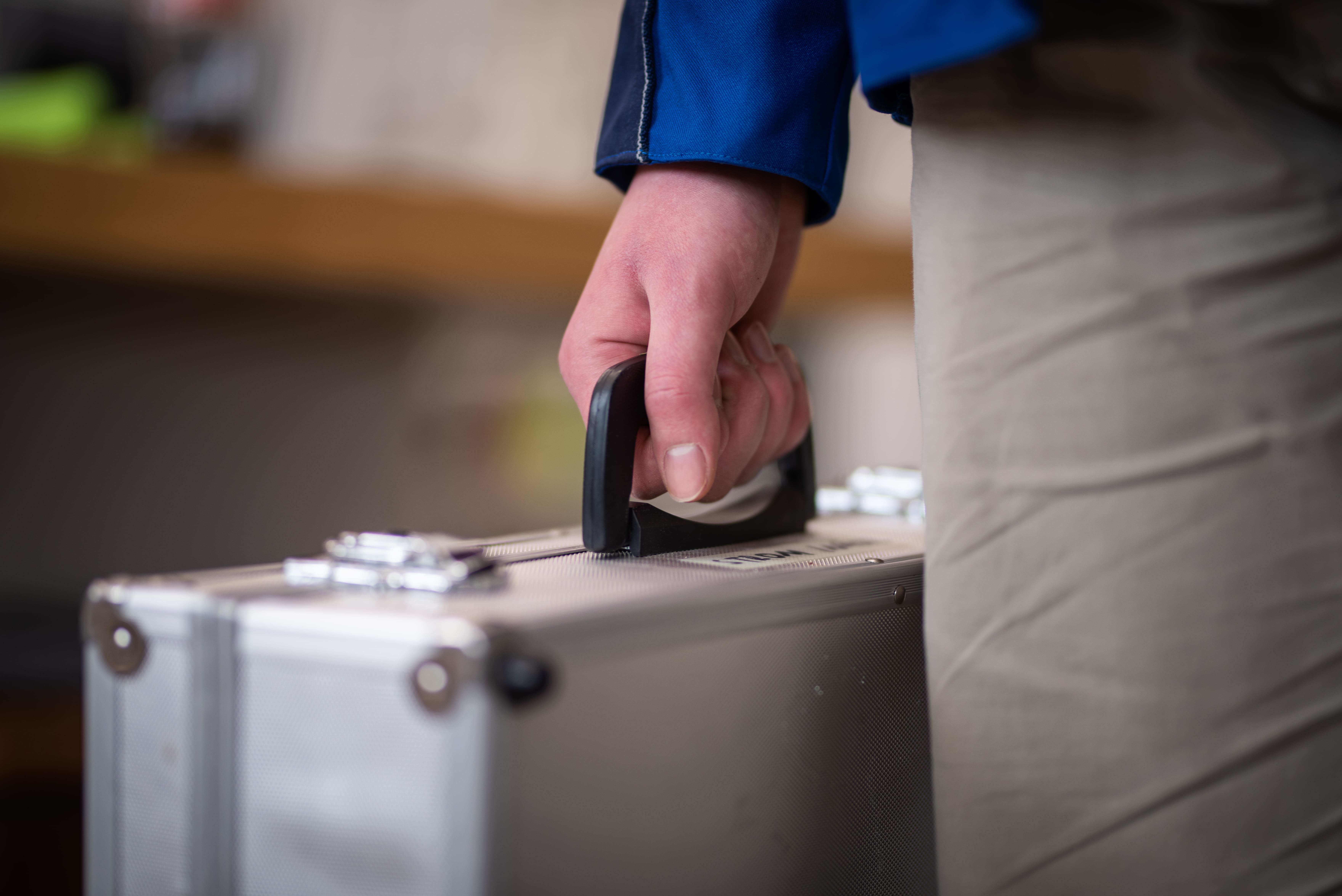 Handwerker mit Werkzeug und Werkzeugkoffer