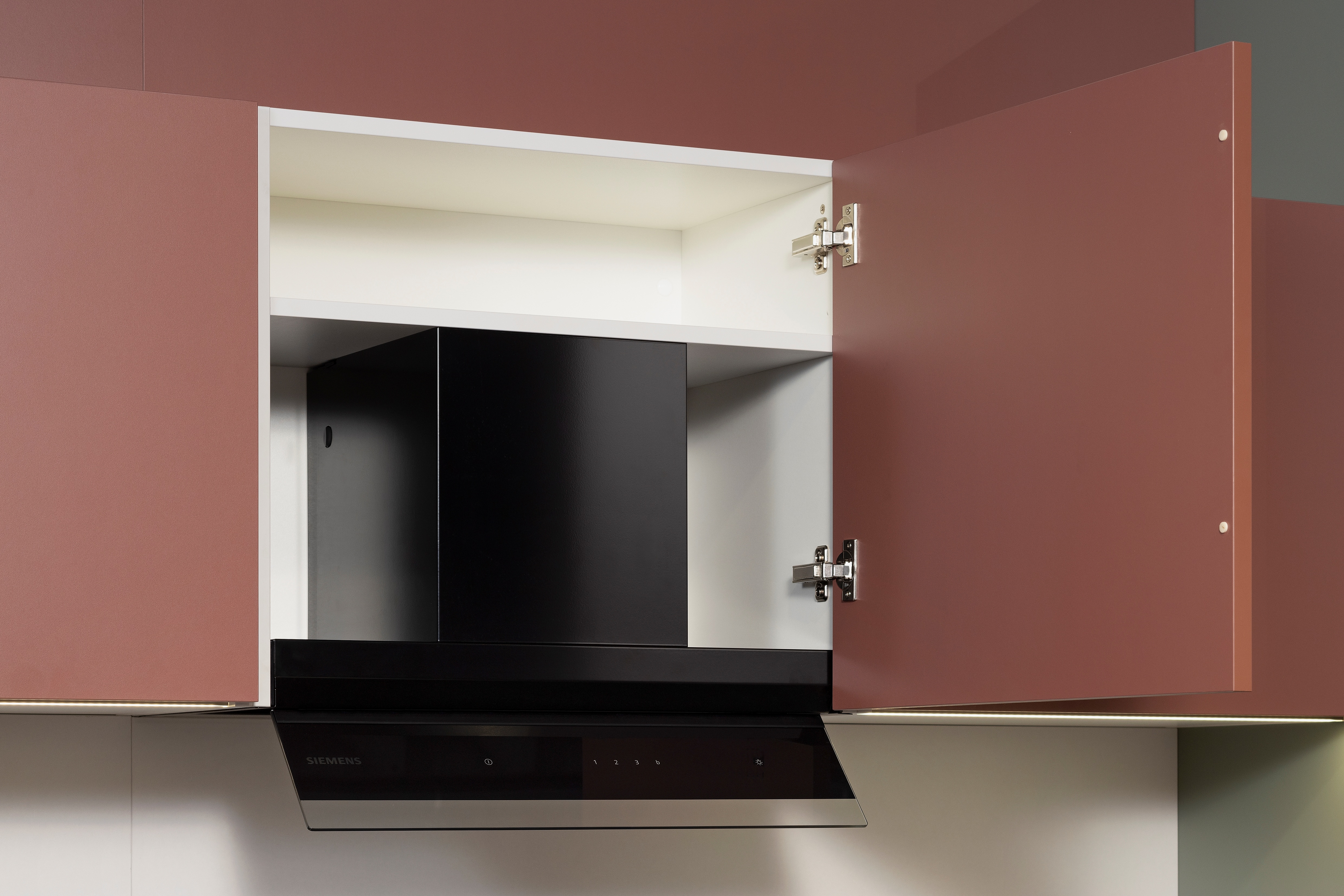 APL: White Oak Front: Pastell Eukalyptus Front: Pastell Oxidrot Korpus: Seidengrau Griff: Bügelgriff Geräte: Daewoo Armatur: Ukinox Spüle: Ukinox  Features: neue Fronten in Pastell kombiniert, neuer Haubenschrank für Dunstabzug, Handtuchhalter-Auszug, eingekofferte Wandschränke mit Klappe.