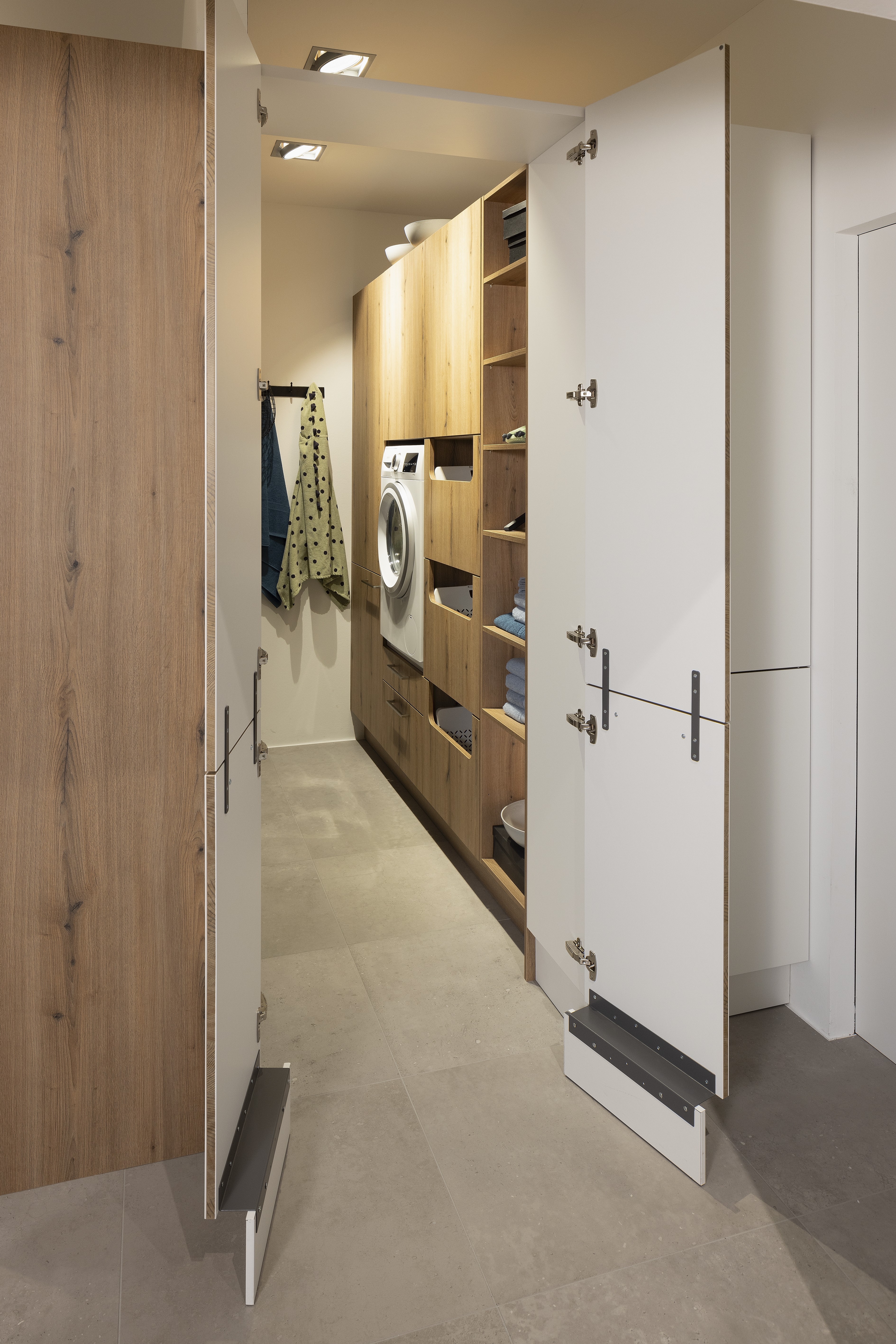 APL: Vulkaneiche NP 25 mm Front: Manhattan Vulkaneiche NB Front: Weiß Korpus: Weiß Griff: Vulkaneiche Geräte: Constructa Armatur: Nolte Spüle: Pyramis    Features: Tiny Kitchen, Einsteigerküche, Dominokochfeld 45er Spülmaschine, Holzgriffe in Frontmaterial, holzfarbene Kanten der Fronten (!), Nischenrückwand und APL gleiches Material, kleine Thekenlösung für Essen und Arbeiten, integrierter Tiny HWR.