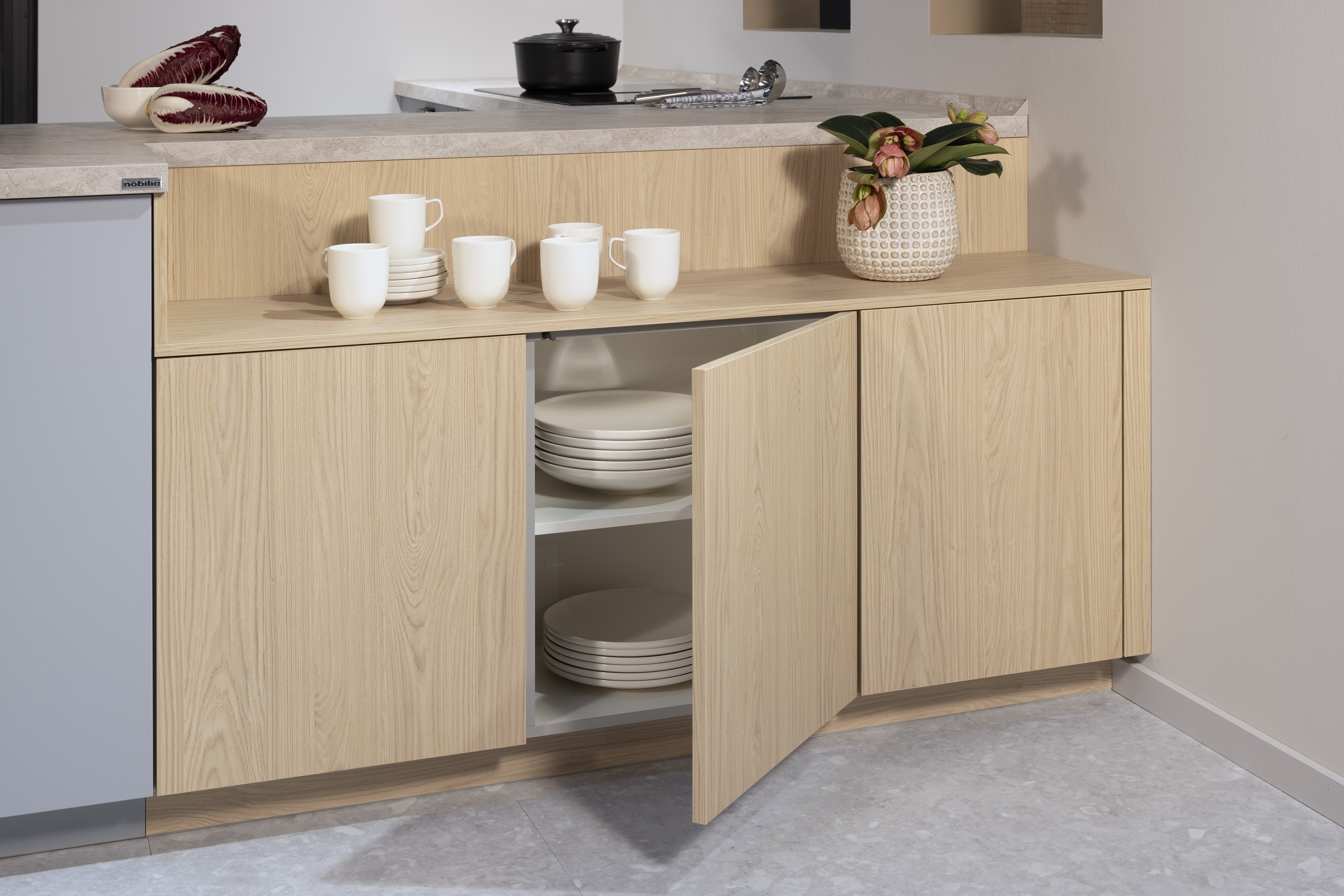 APL: 376 Limestone NB Korpus: 089 Steingrau Front: 485 Lack, Sky Premium matt / 2. Front Holz NB  Griff: Aufschraubgriffmuschel schwarz Geräte: Bosch  Armatur: Nobili Spüle: Elleci  Features: Tiny Kitchen, neue Griffmuschel, Sideboard Lösung, eingekofferte Schranklösung, Front in Holzoptik Handtuchhalter. 