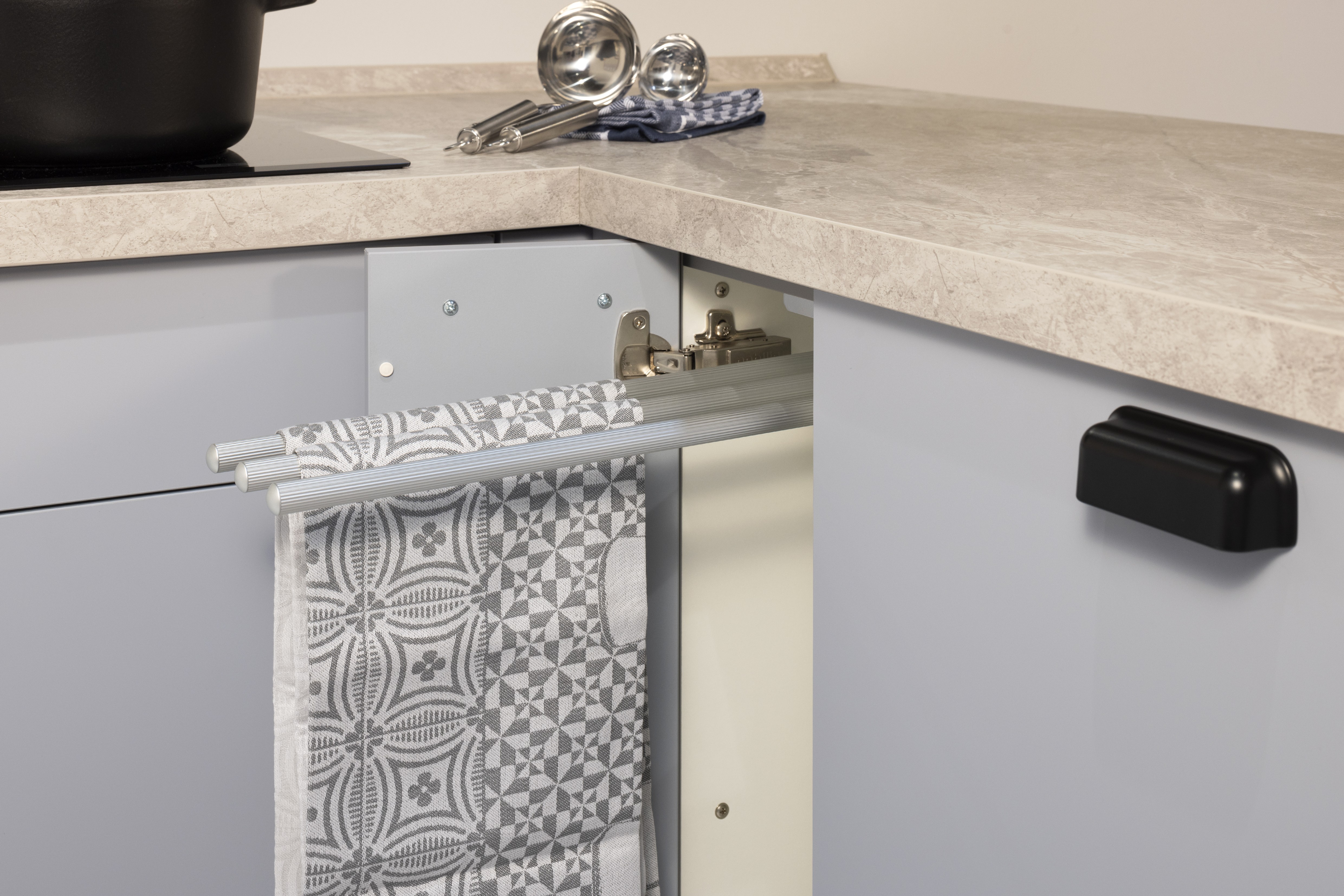 APL: 376 Limestone NB Korpus: 089 Steingrau Front: 485 Lack, Sky Premium matt / 2. Front Holz NB  Griff: Aufschraubgriffmuschel schwarz Geräte: Bosch  Armatur: Nobili Spüle: Elleci  Features: Tiny Kitchen, neue Griffmuschel, Sideboard Lösung, eingekofferte Schranklösung, Front in Holzoptik Handtuchhalter. 