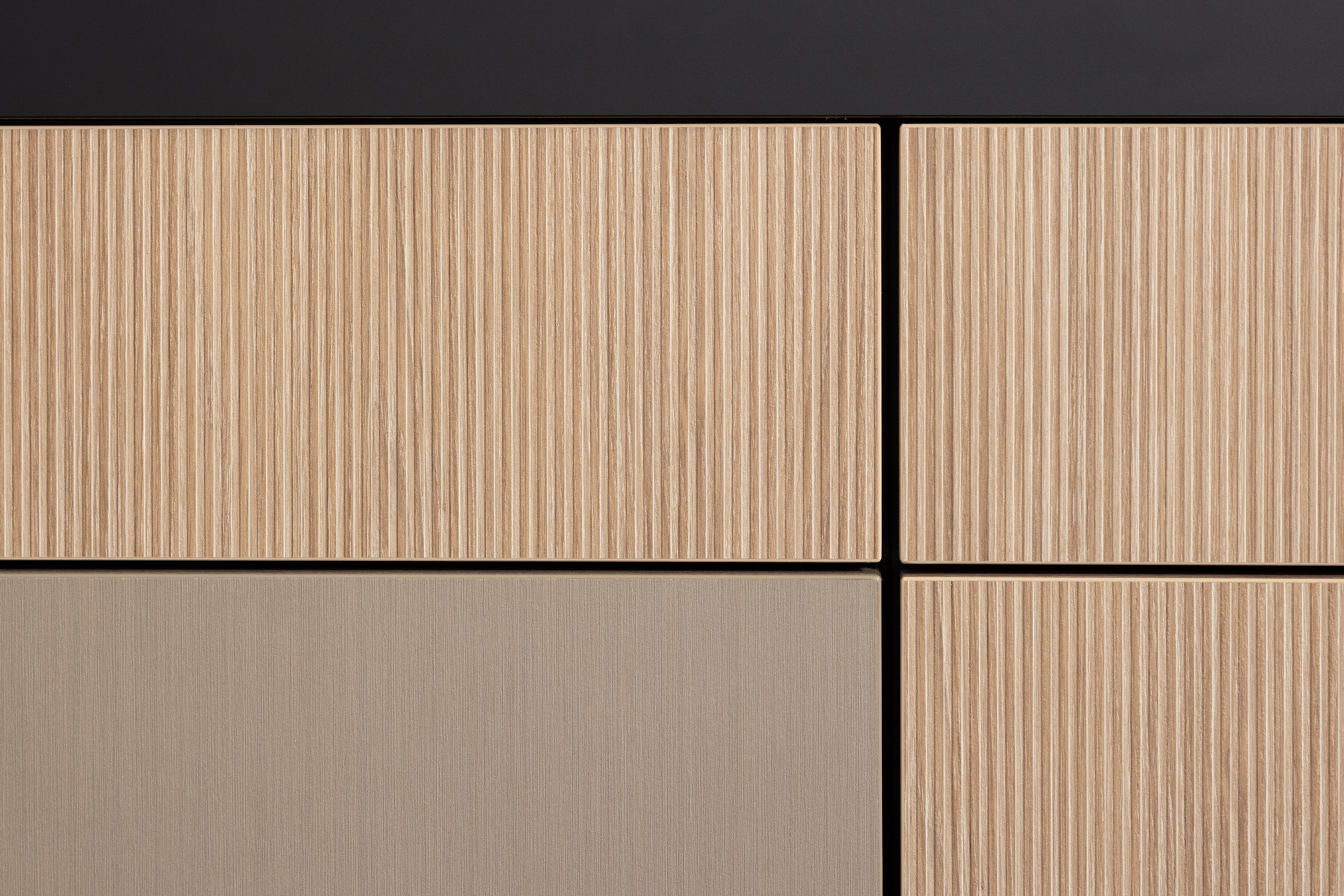 APL: Samtschwarz Front: Line Eiche liniert Front: INOX Light brushed Korpus: Graphit Griff: Grifflos Schwarz Geräte: Constructa Armatur: Franke Spüle: Franke  Features: eine der ersten Küchenfronten in neuer Farbe (Walze von damals), Nischenverkleidung Eiche liniert, Samtschwarze APL, Living (kleiner Sitzplatz mit Regal), Materialmix, Korpus in Graphit.