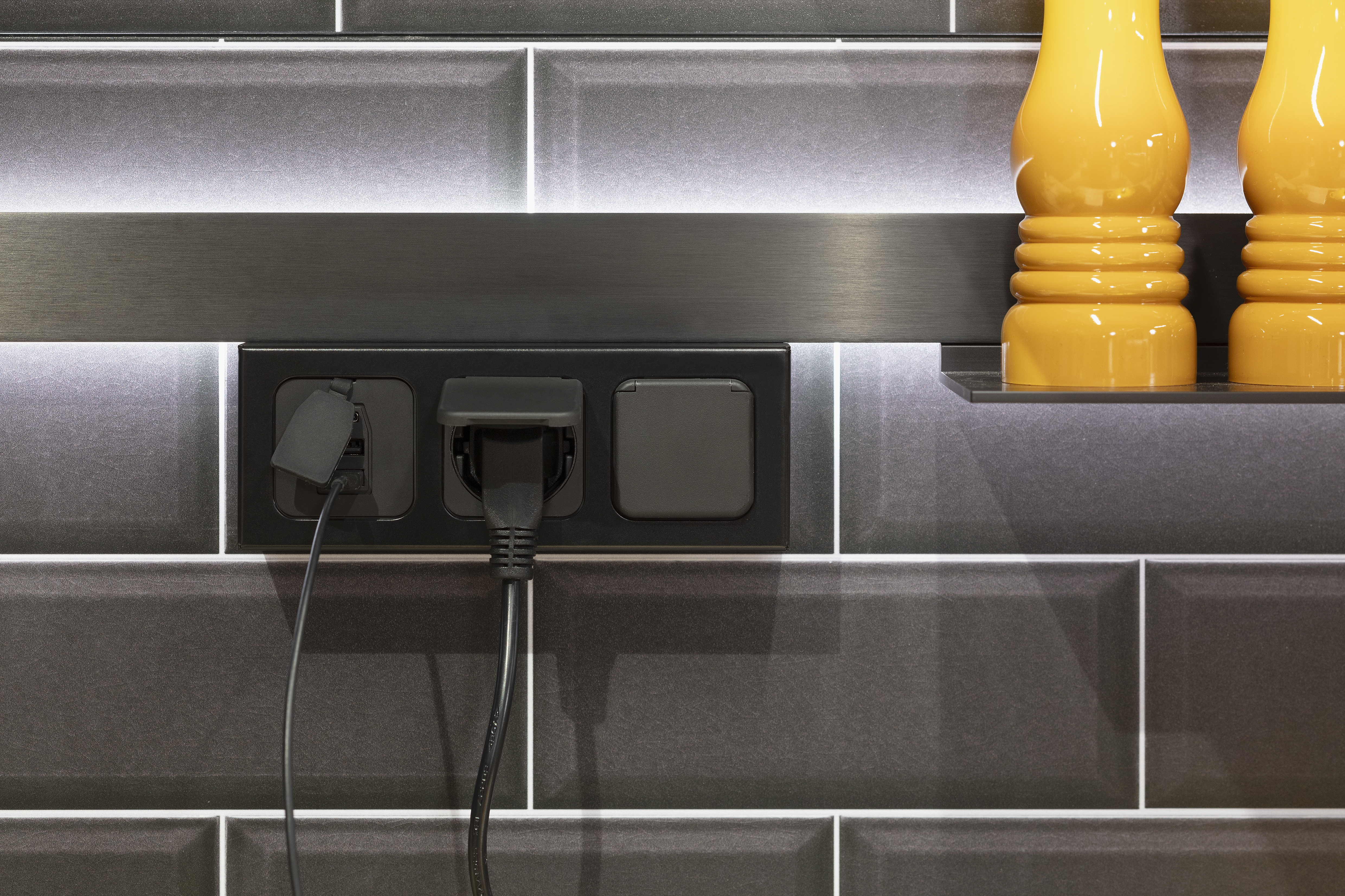 2023 Nobilia Landhaus Steckdosen in Rückwand Metrofliesen