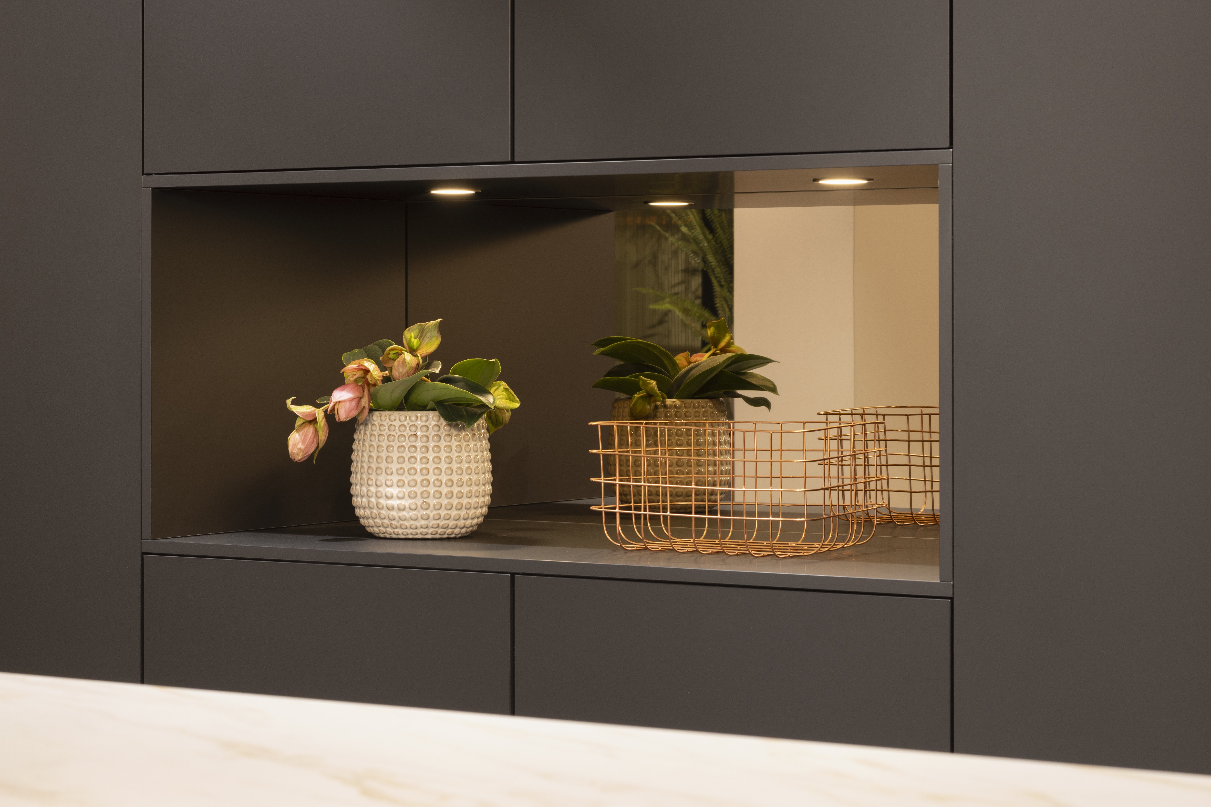 APL: 324 Marmor Carrara Bronze NB Korpus: 127 Schwarz Front: 496 Senso Lack Schwarz Premium matt Griff: Bronze Metallic (Line N) Geräte: Bosch Armatur: Gessi  Spüle: Rodi  Features: Neue Front in Trendfarbe Schwarz matt, Nischenelement mit Spielerückwand Farbe Bronze, beleuchtete Griffleiste, Push to open, neuer Schubkasten, Korpusfarbe schwarz, neues Nischendekor Bronze Glas, Trendfarbe Bronze (Eurocucina Milano), APL in Marmoroptik, Spülbecken und Armatur in Bronze, beleuchtete Regalleisten,Vorratsschrank