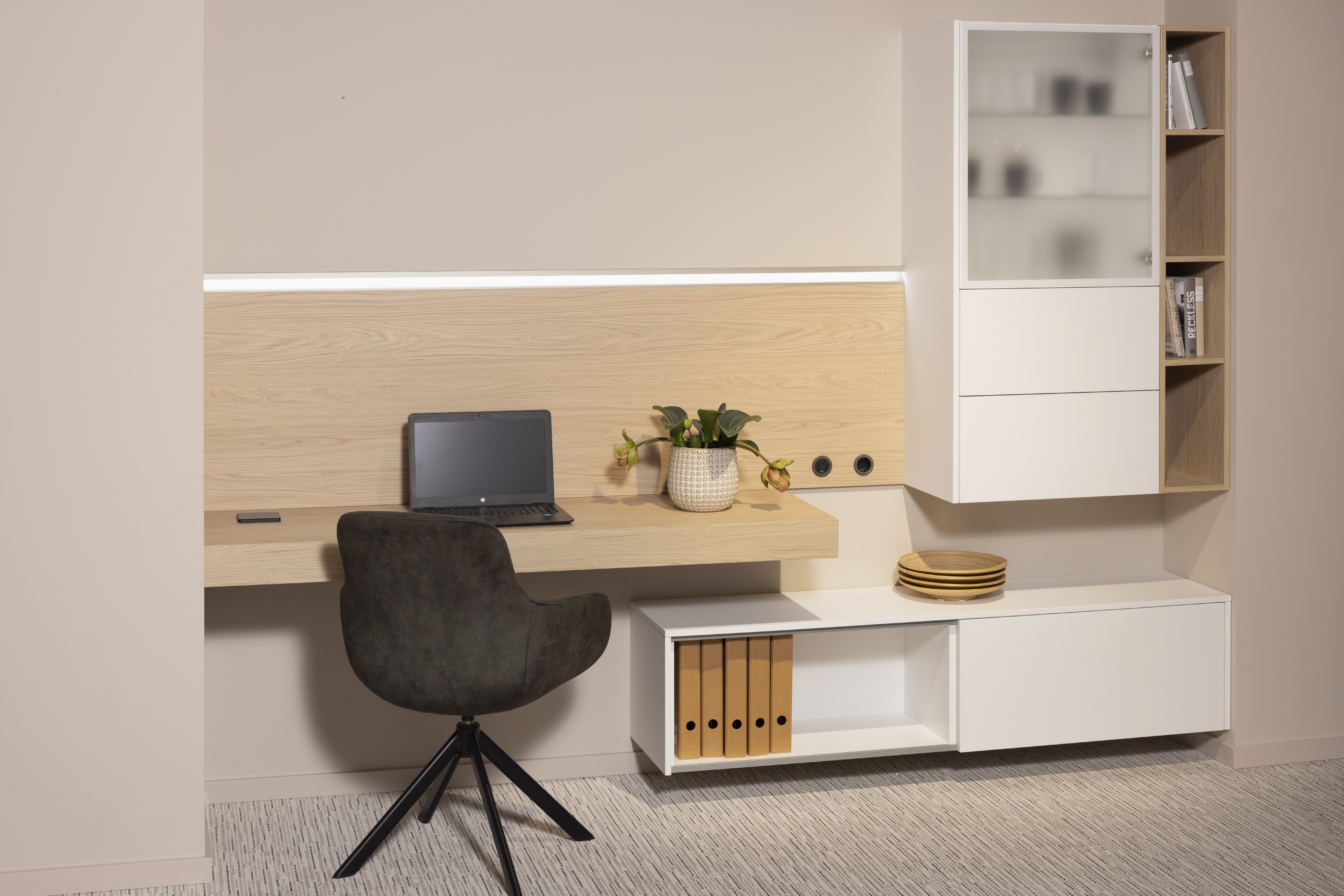 Küche 13 / Koje 2.08 easytouch Arbeitsplatz Korpus: 193 Alpinweis Front:  967 Lacklaminat, Alpinweiß ultramatt Griff: Grifflos pto  Features: Arbeitsplatz mit Lowboard, Riffelglasvitrine.