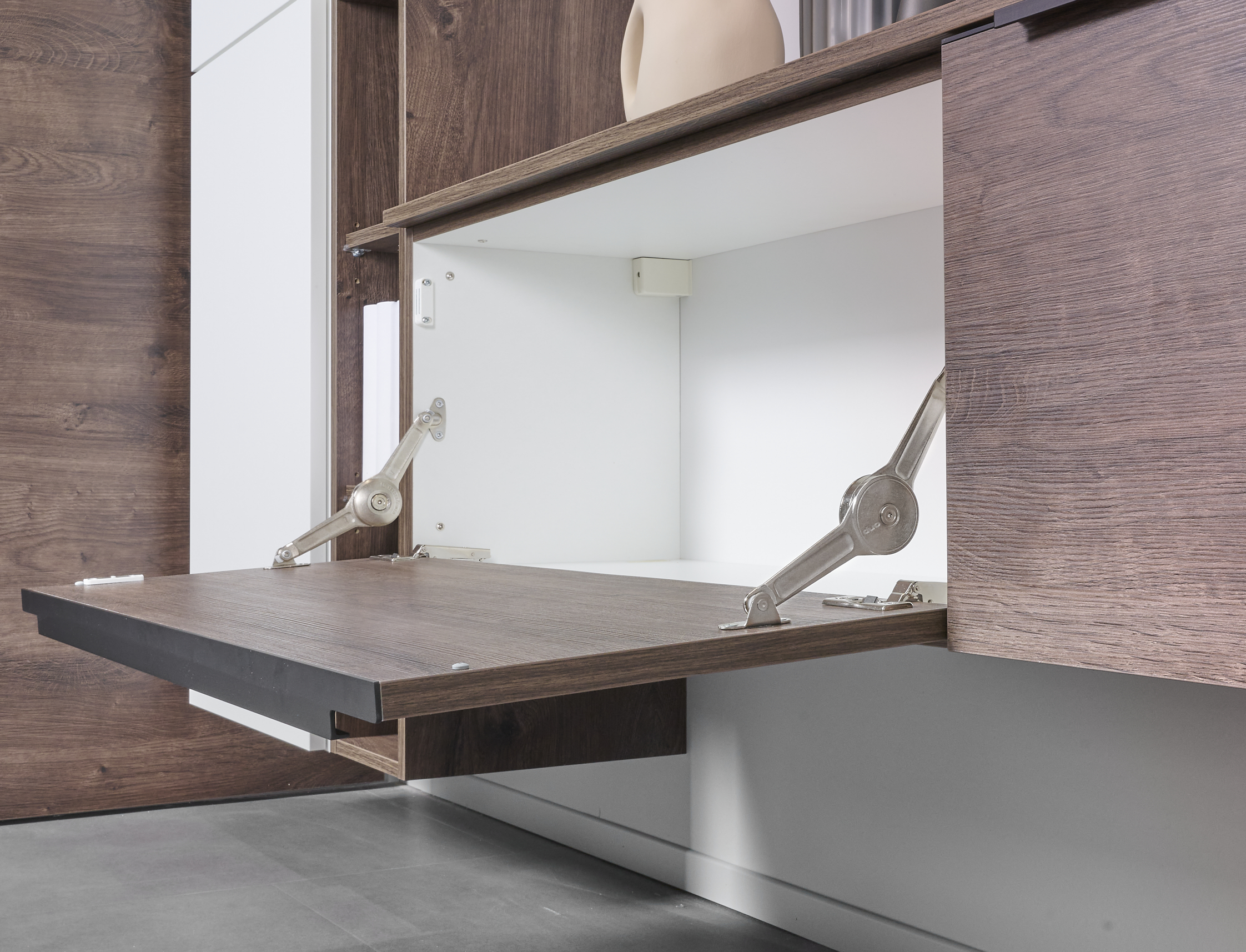 Impuls Highboard mit stehender Klappe geöffnet Front Oregon Eiche Nachbildung