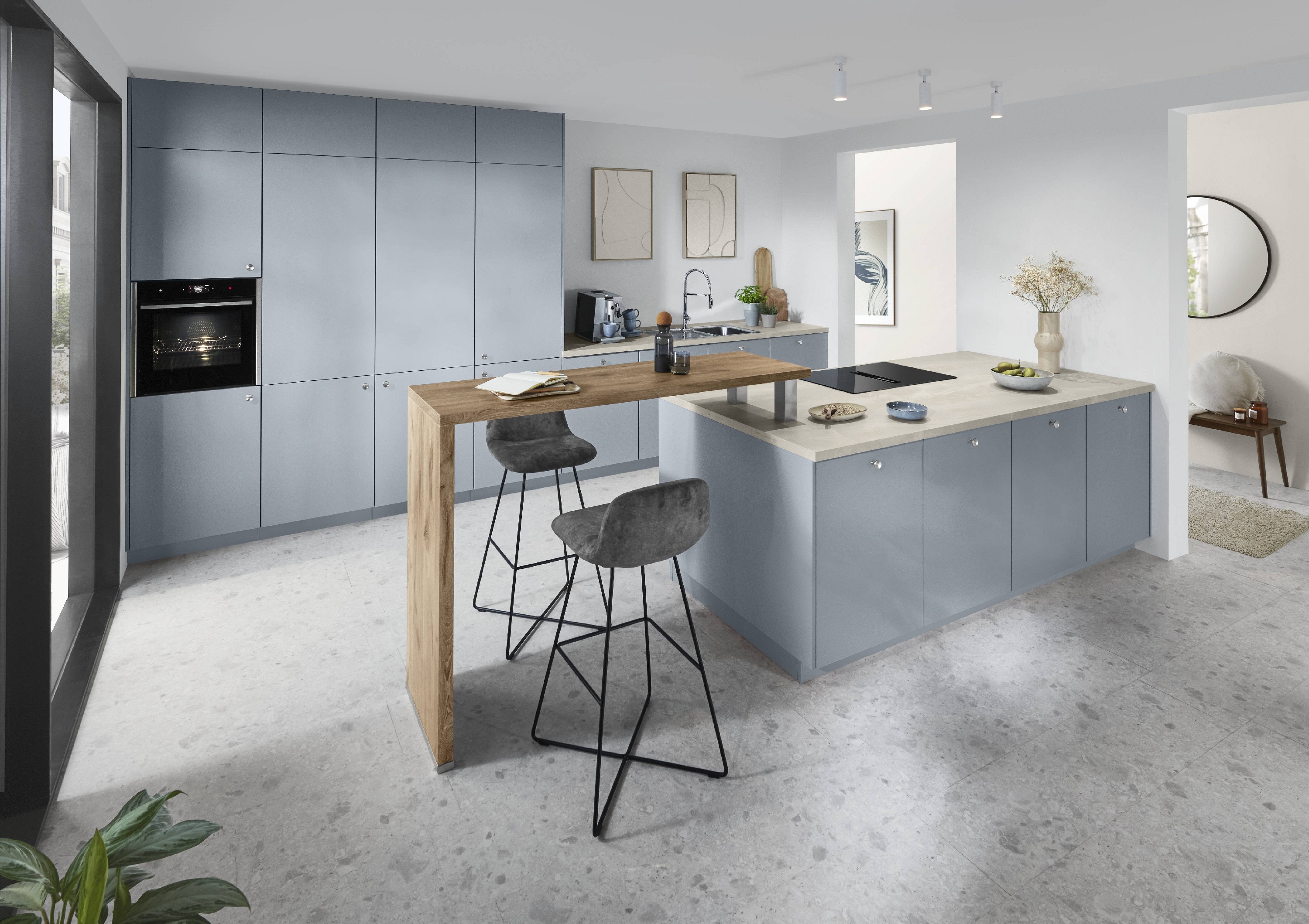 Nobilia Senso hellblau Küchenzeile mit deckenhohen Schränken und wandbündige Kücheninsel mit Ansatzthekentisch