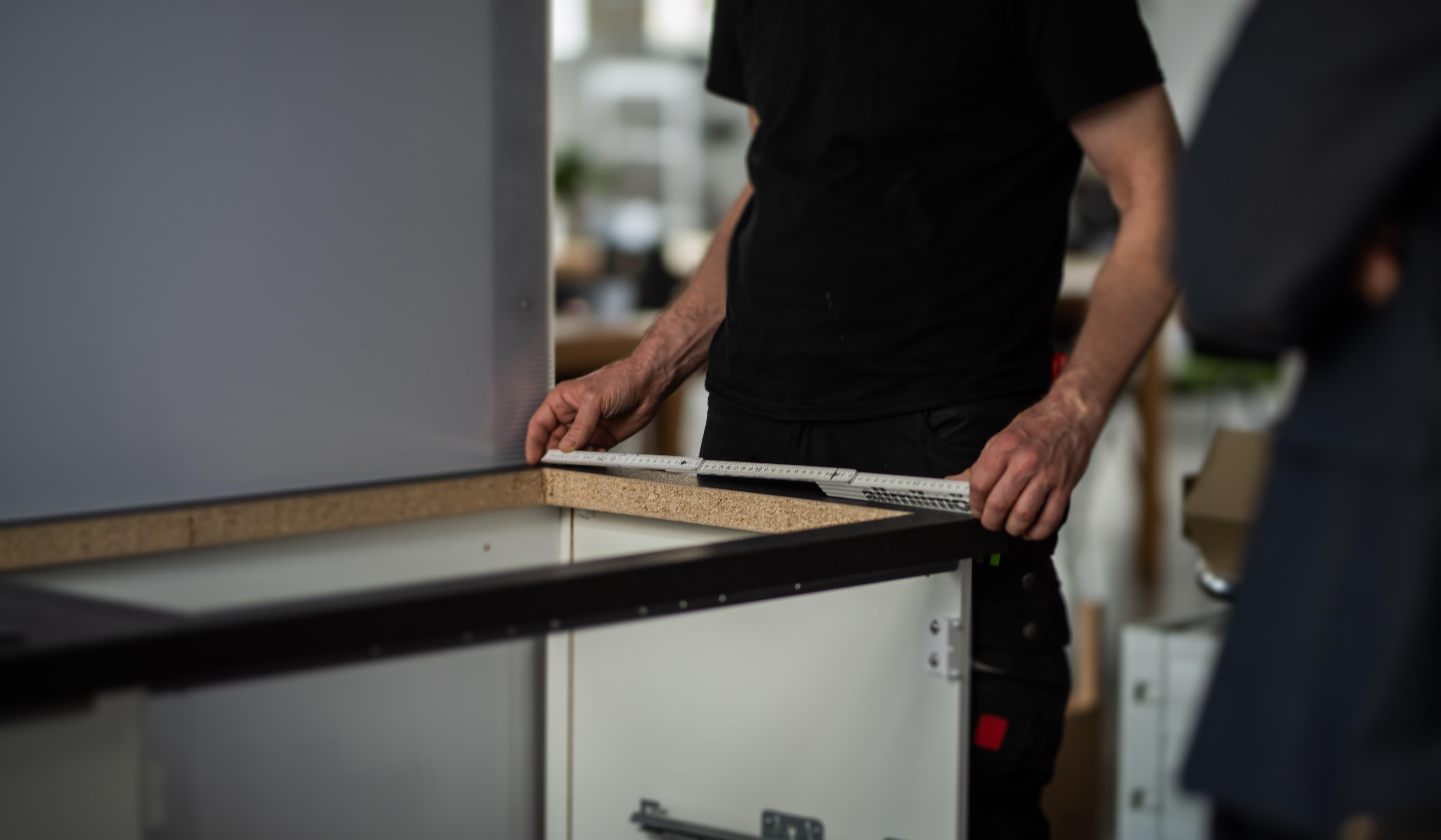 2020_Handwerk_Küchen-Montage_Arbeitsplatte