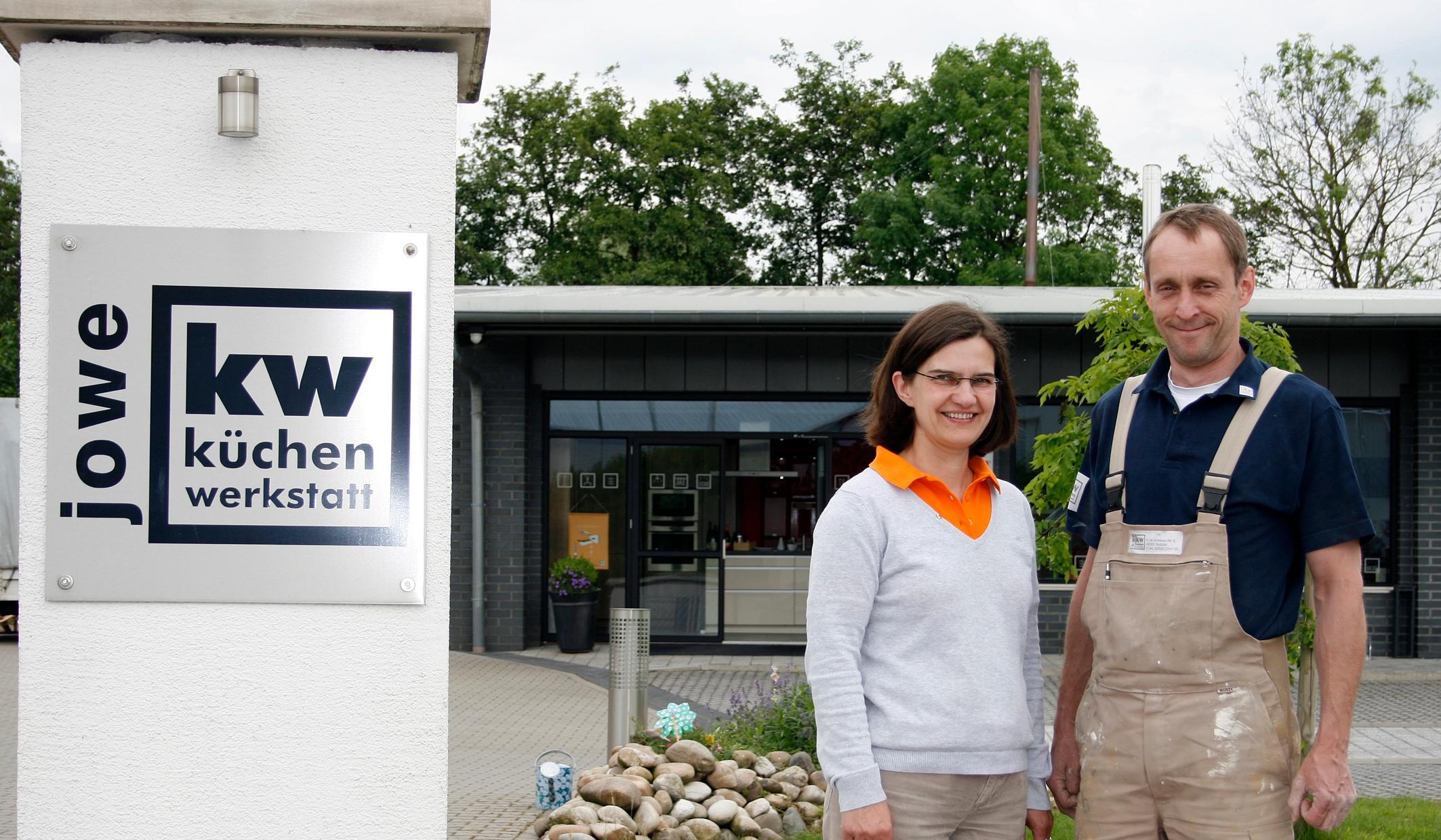 Christine und Jo Weinhausen vor der Ausstellung