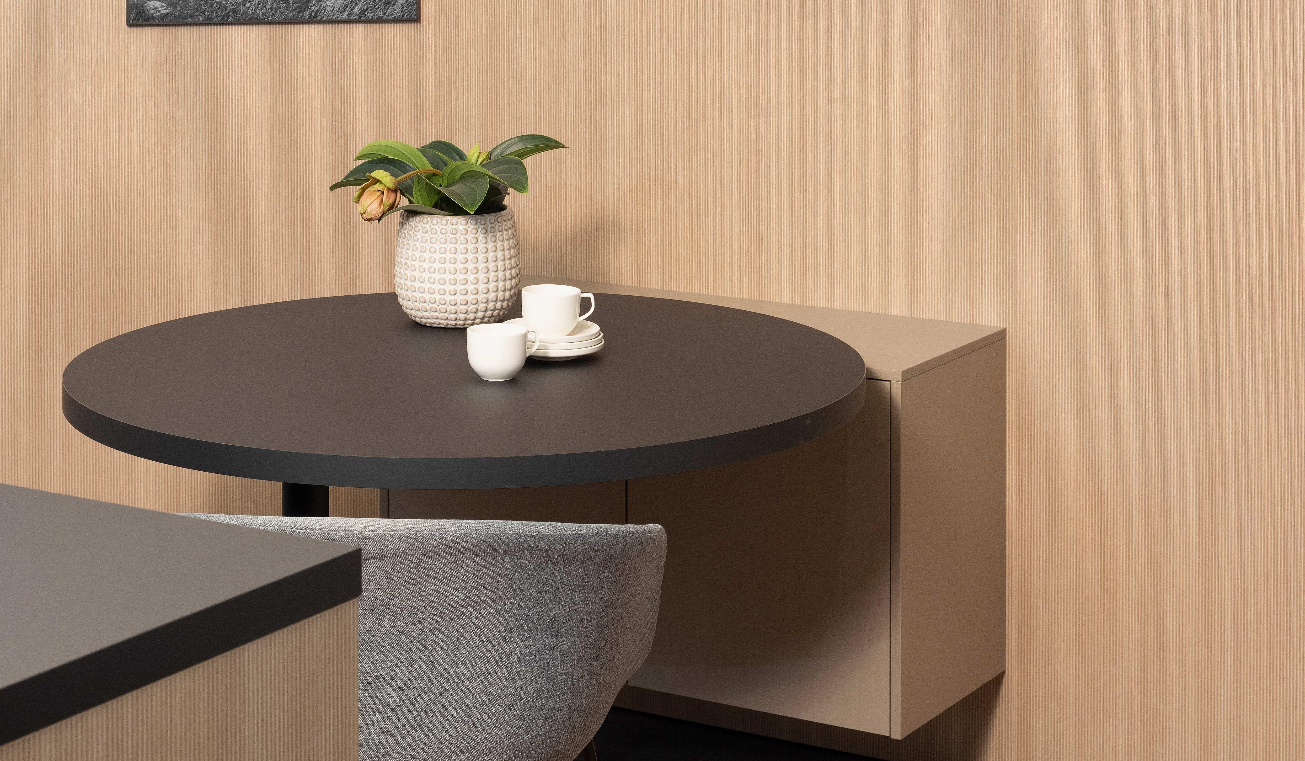 APL: Samtschwarz Front: Line Eiche liniert Front: INOX Light brushed Korpus: Graphit Griff: Grifflos Schwarz Geräte: Constructa Armatur: Franke Spüle: Franke  Features: eine der ersten Küchenfronten in neuer Farbe (Walze von damals), Nischenverkleidung Eiche liniert, Samtschwarze APL, Living (kleiner Sitzplatz mit Regal), Materialmix, Korpus in Graphit.