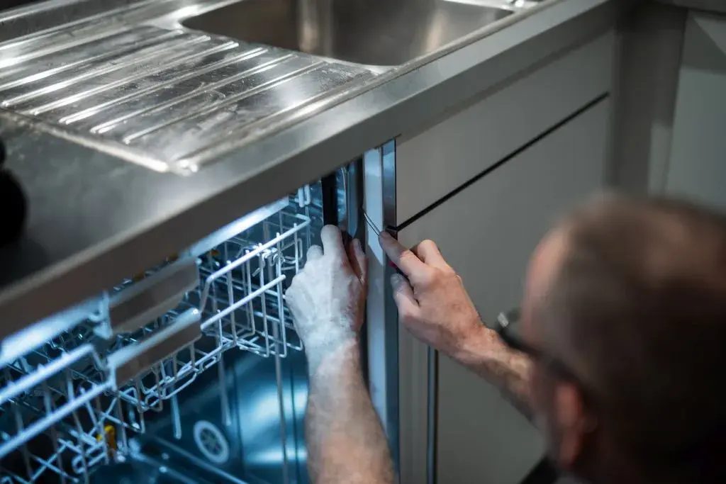 2020_Handwerk_Küchen-Montage_Einbau Geschirrspüler