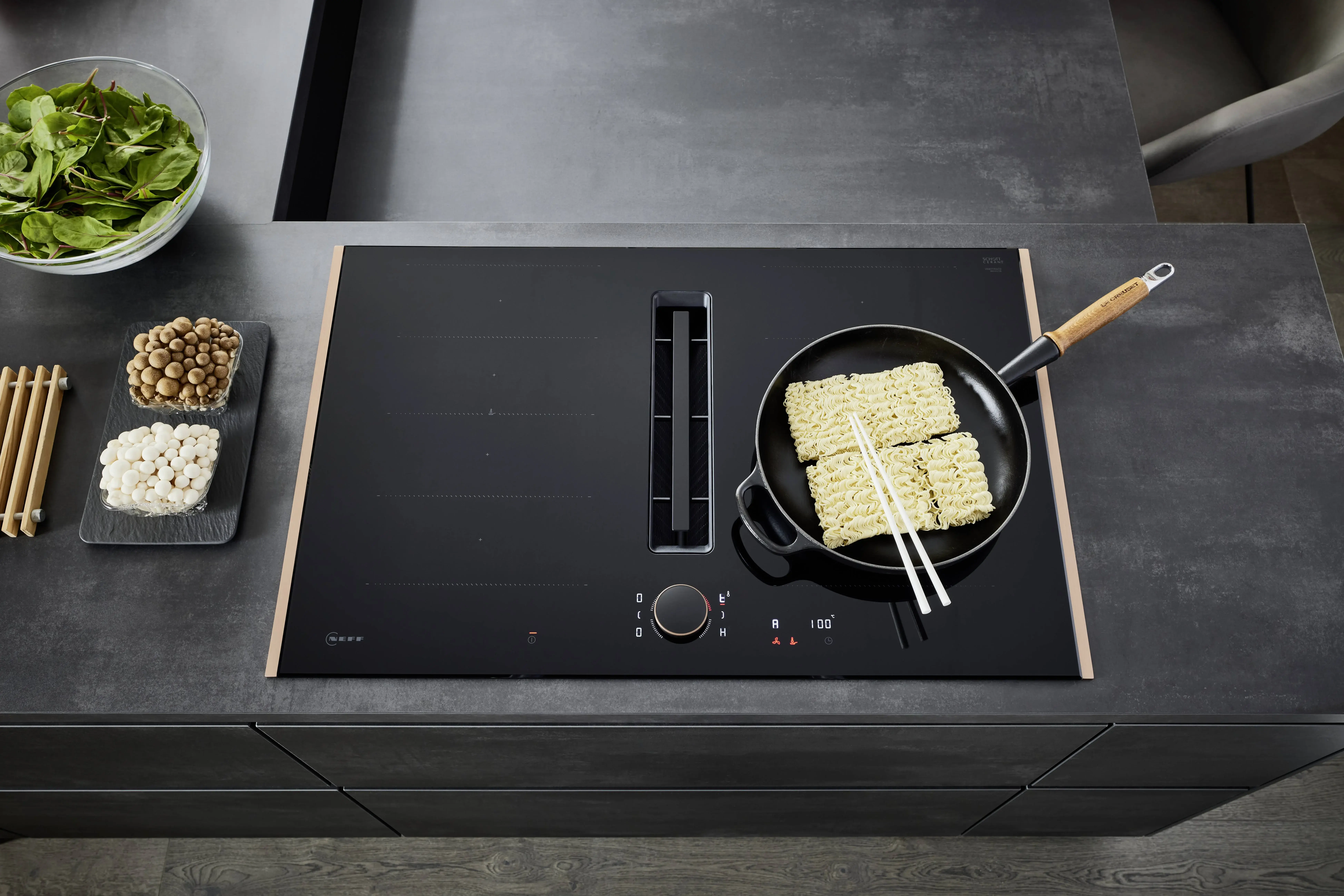 NOBILIA Japandi mit Neff Geräten - Fokus auf Kochfeld mit Kupferakzenten