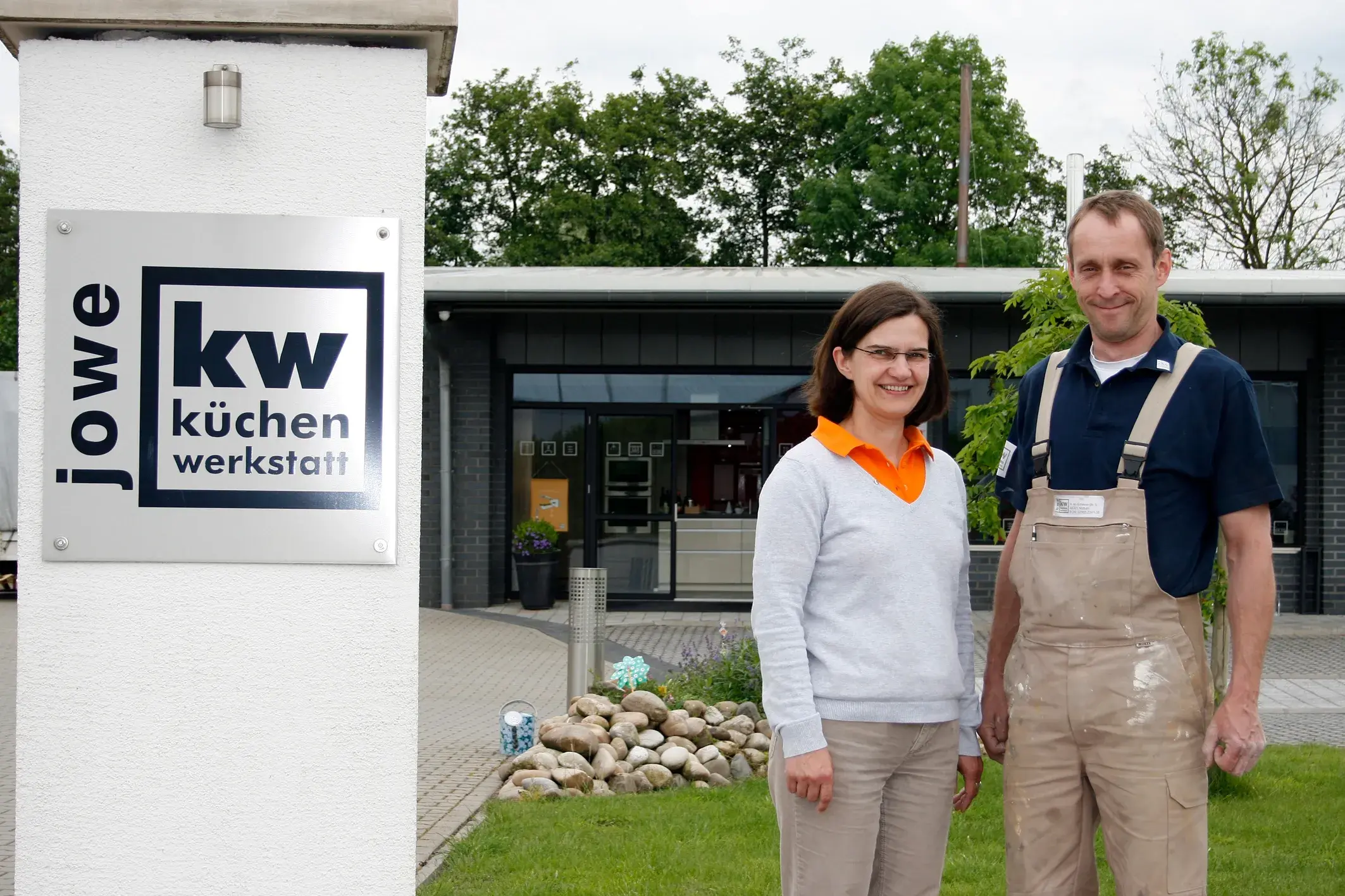 Christine und Jo Weinhausen vor der Ausstellung