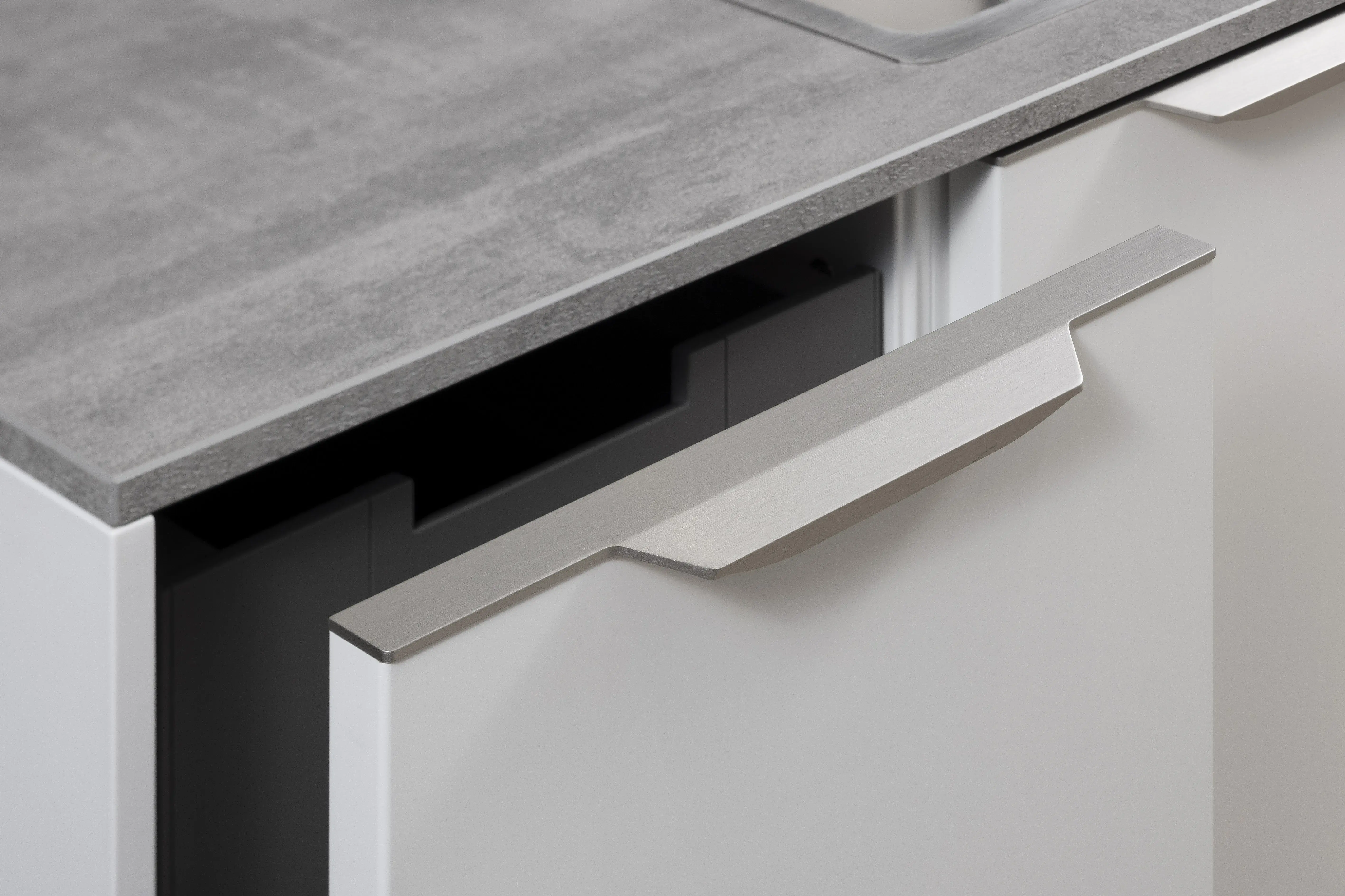 APL: Beton NP 12 mm Front: SoftLack Weiß softmatt Front: dunkles Holz NB Sepia Korpus: Weiß Griff: PTO und Edelstahloptik Geräte: Siemens, Kochfeld mit Abzug elica Armatur: Nobili Spüle: Franke    Features: Appartementküche, 90er Höhe, Materialkombi Weiß matt und dunkle Holzoptik mit Syncronpore (Oberflächenhaptik), Arbeitsplatz, Einbauschränke mit Sitzbank, Backofen in gedrehtem Schrankelement (Optik) somit kein Backofen in Küche sichtbar.