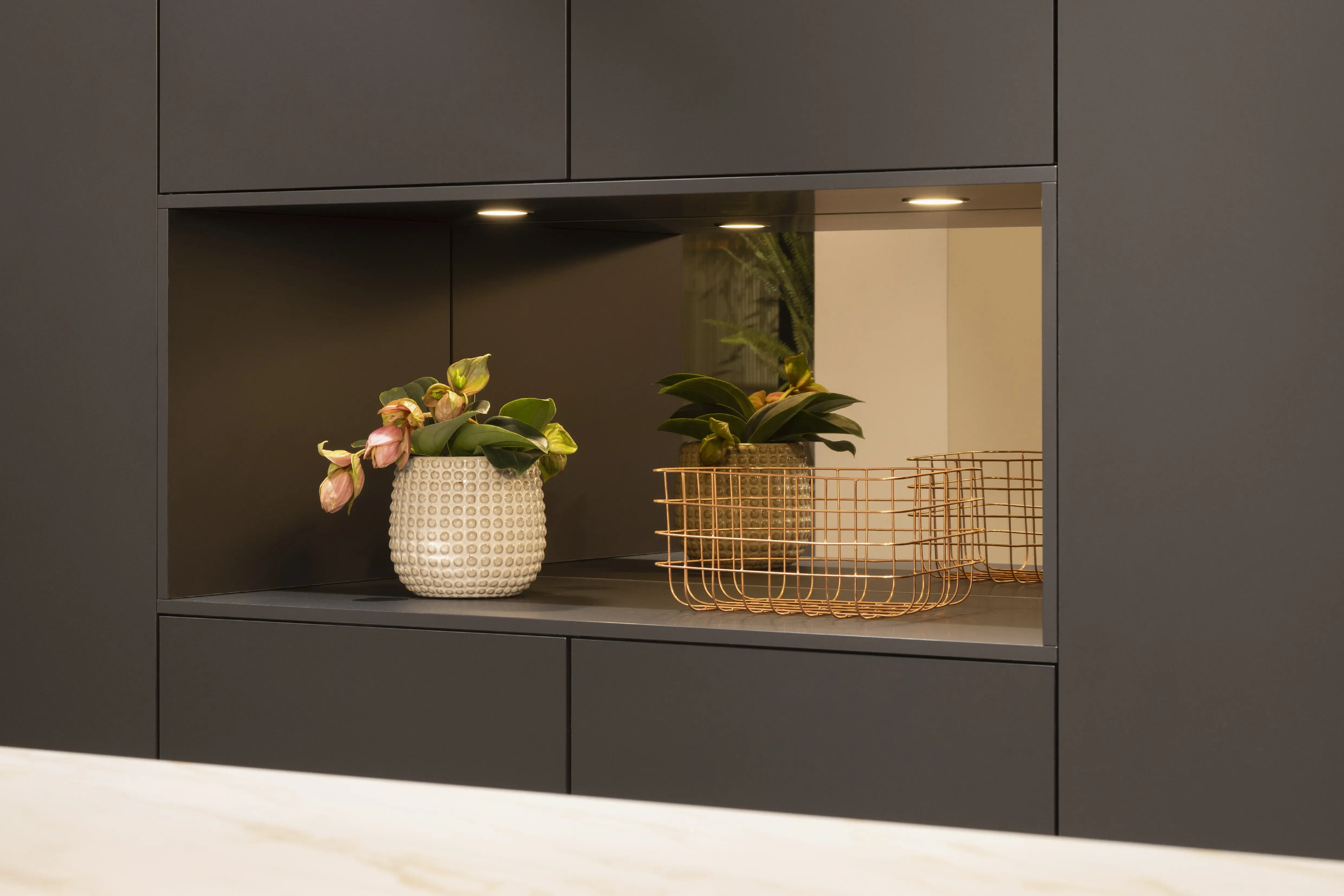 APL: 324 Marmor Carrara Bronze NB Korpus: 127 Schwarz Front: 496 Senso Lack Schwarz Premium matt Griff: Bronze Metallic (Line N) Geräte: Bosch Armatur: Gessi  Spüle: Rodi  Features: Neue Front in Trendfarbe Schwarz matt, Nischenelement mit Spielerückwand Farbe Bronze, beleuchtete Griffleiste, Push to open, neuer Schubkasten, Korpusfarbe schwarz, neues Nischendekor Bronze Glas, Trendfarbe Bronze (Eurocucina Milano), APL in Marmoroptik, Spülbecken und Armatur in Bronze, beleuchtete Regalleisten,Vorratsschrank