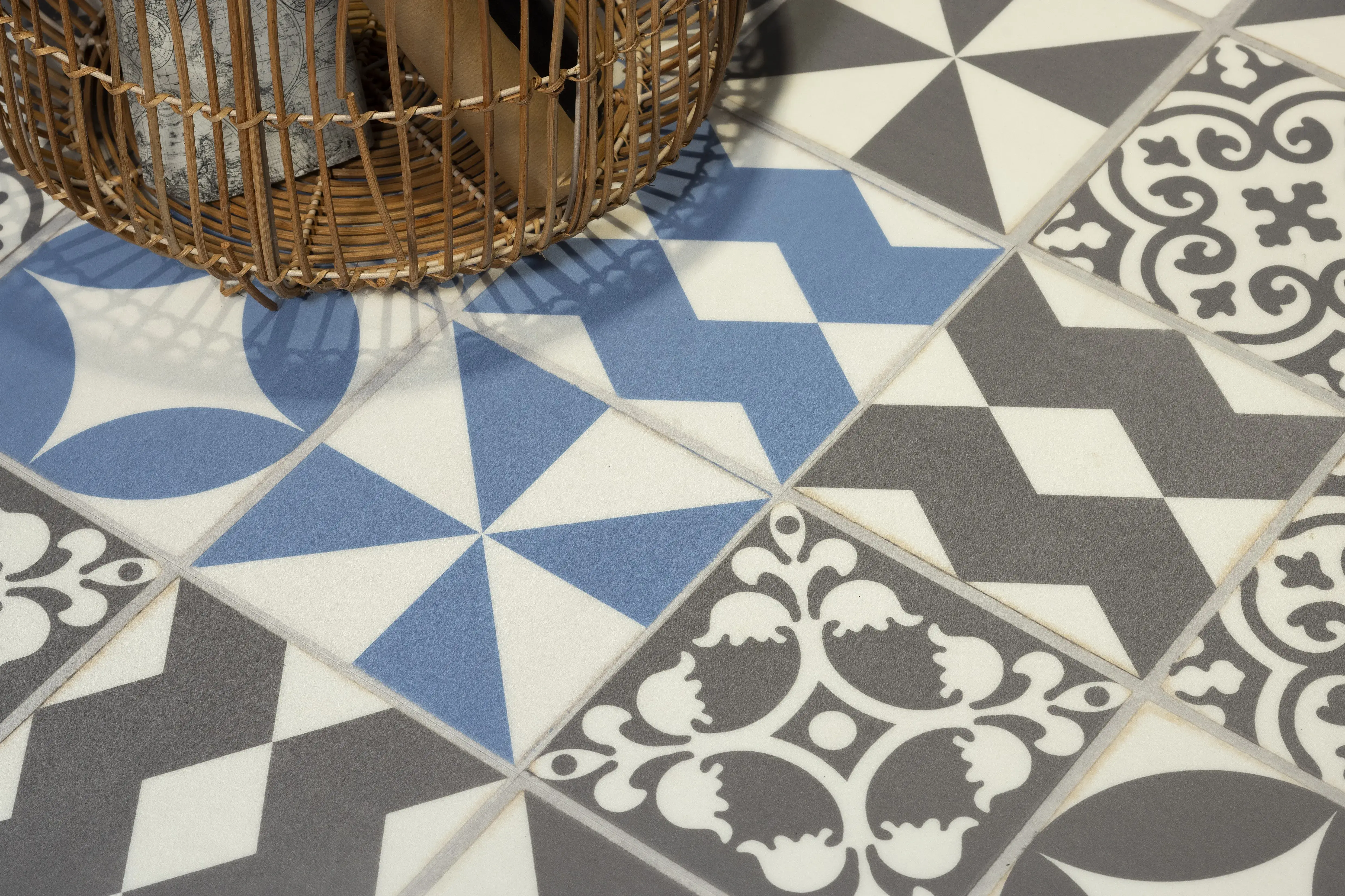 APL: 781 Venato Bianco NB Korpus: 127 Schwarz Front: 851 Lack, Schwarz matt Griff: Push to open Geräte: Miele Armatur: Gessi Spüle: Schock  Features: Landhaus modern in Lack, bedruckter PVC in Fliesenoptik Fußboden, bedruckte Fliesen Nischenrückwand, neuer Schubkasten mit Glaszarge, neuer Schubkasten mit Holzzarge, Apothekerschrank.