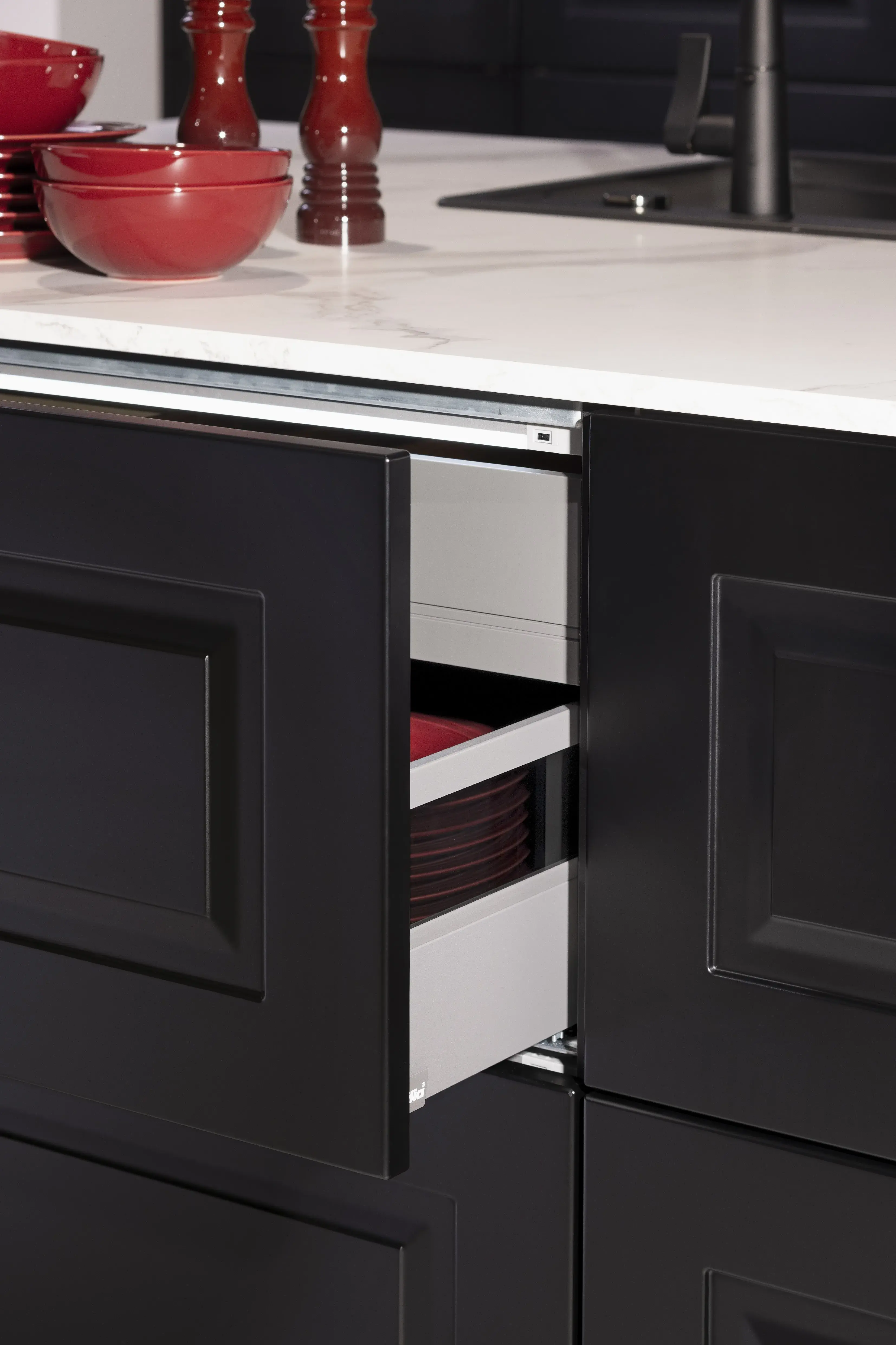 APL: 781 Venato Bianco NB Korpus: 127 Schwarz Front: 851 Lack, Schwarz matt Griff: Push to open Geräte: Miele Armatur: Gessi Spüle: Schock  Features: Landhaus modern in Lack, bedruckter PVC in Fliesenoptik Fußboden, bedruckte Fliesen Nischenrückwand, neuer Schubkasten mit Glaszarge, neuer Schubkasten mit Holzzarge, Apothekerschrank.