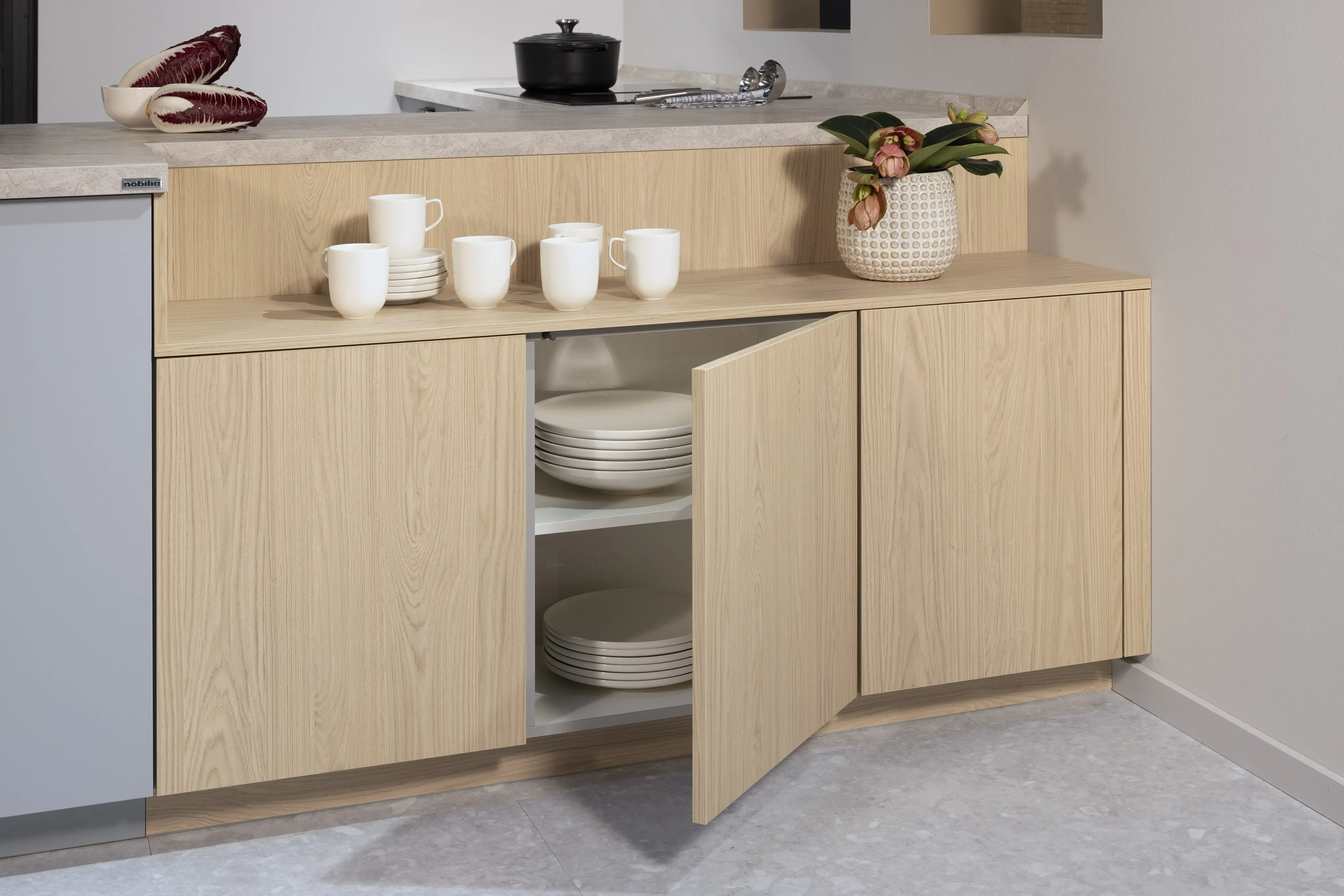 APL: 376 Limestone NB Korpus: 089 Steingrau Front: 485 Lack, Sky Premium matt / 2. Front Holz NB  Griff: Aufschraubgriffmuschel schwarz Geräte: Bosch  Armatur: Nobili Spüle: Elleci  Features: Tiny Kitchen, neue Griffmuschel, Sideboard Lösung, eingekofferte Schranklösung, Front in Holzoptik Handtuchhalter. 