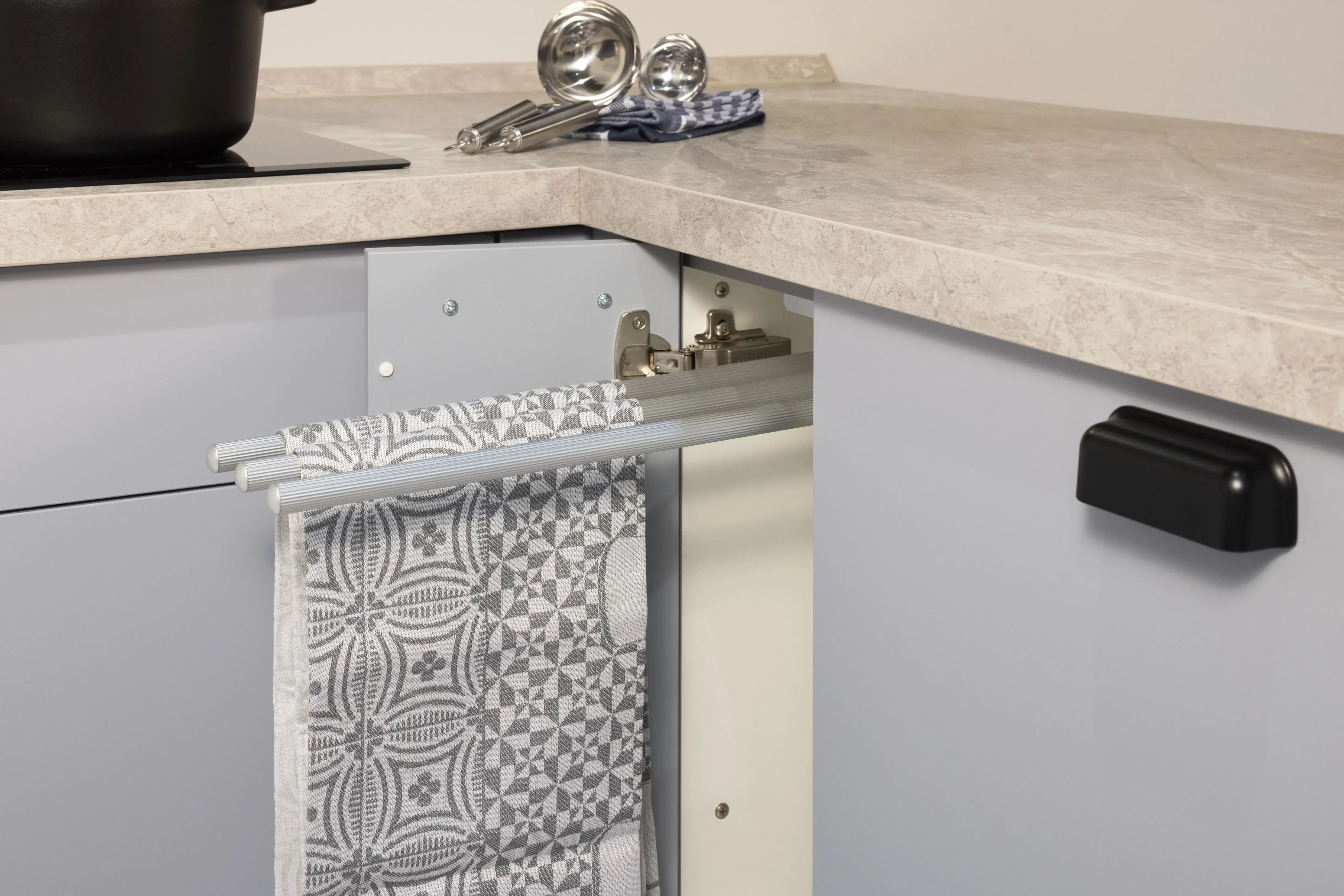 APL: 376 Limestone NB Korpus: 089 Steingrau Front: 485 Lack, Sky Premium matt / 2. Front Holz NB  Griff: Aufschraubgriffmuschel schwarz Geräte: Bosch  Armatur: Nobili Spüle: Elleci  Features: Tiny Kitchen, neue Griffmuschel, Sideboard Lösung, eingekofferte Schranklösung, Front in Holzoptik Handtuchhalter. 