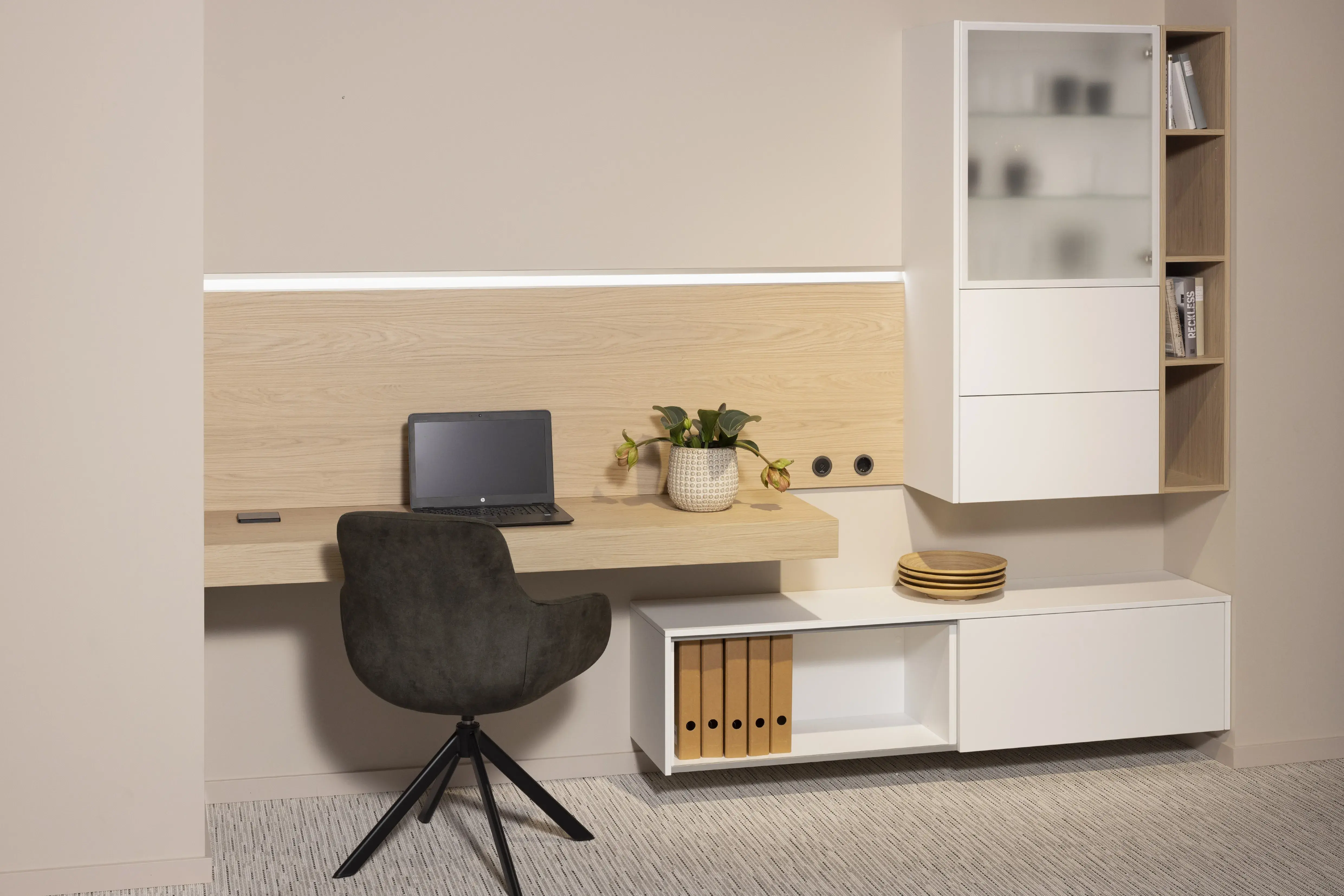 Korpus: 193 Alpinweis Front:  967 Lacklaminat, Alpinweiß ultramatt Griff: Grifflos pto  Features: Arbeitsplatz mit Lowboard, Riffelglasvitrine.